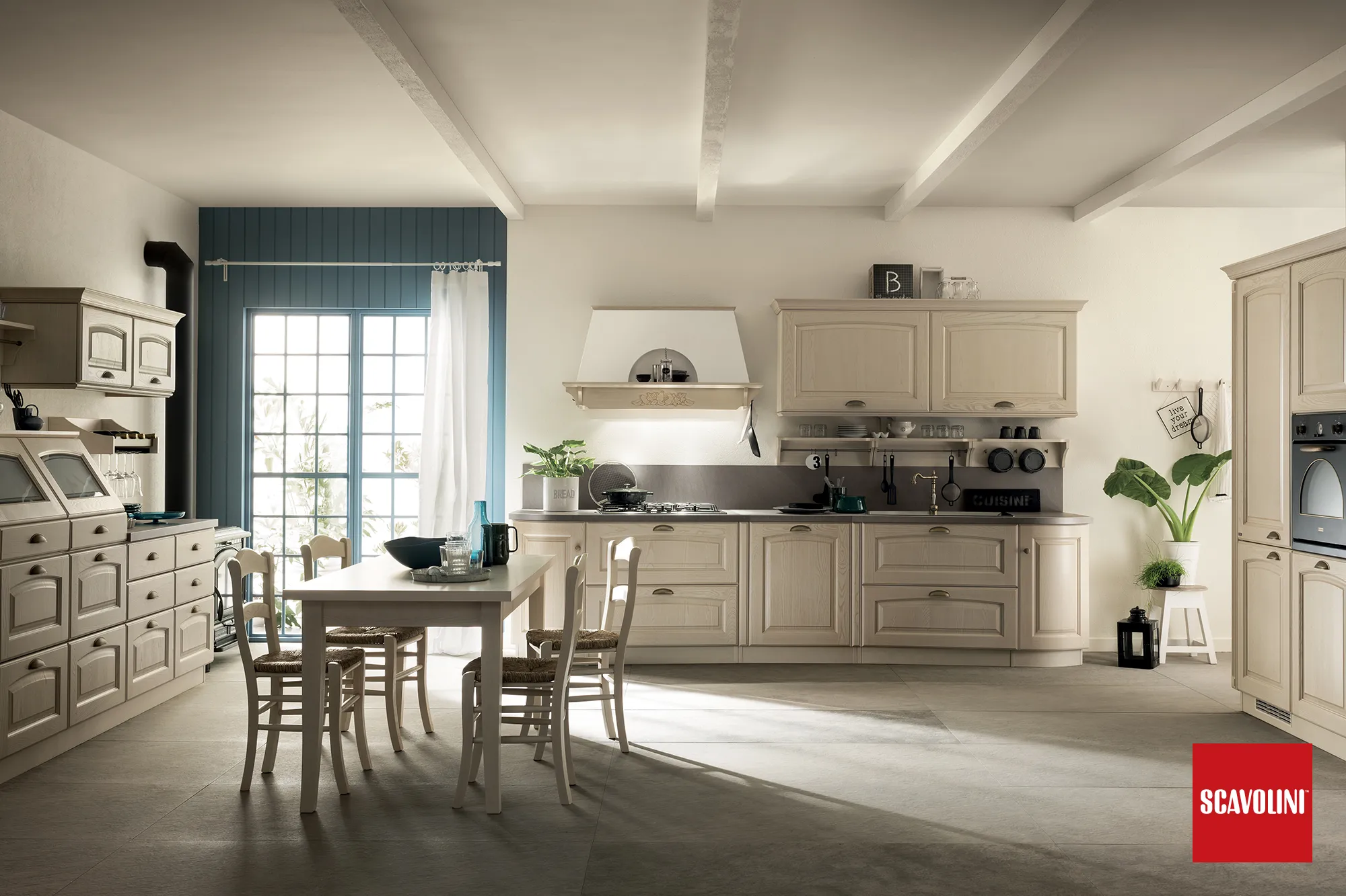 Cucina Scavolini Madeleine con ante a telaio e isola centrale